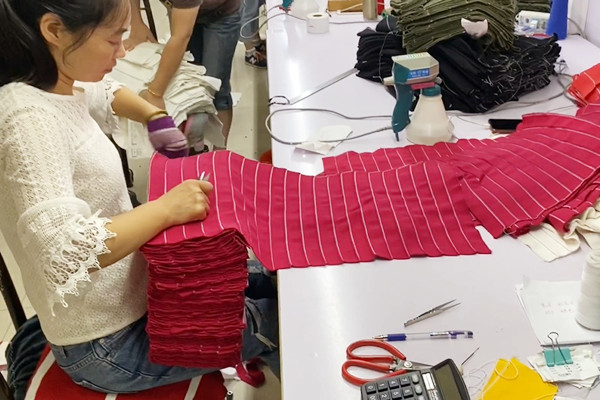 T恤衫橫機(jī)領(lǐng)加工現(xiàn)場(chǎng)